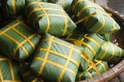 Dặn vợ tới 1 địa chỉ nhận bánh chưng đặt Tết, vợ mang về lật đến chiếc bánh thứ 3 thì tá hỏa gọi ngay chồng về đối chất
