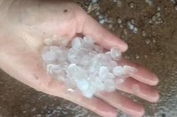 Cao Bằng: Xuất hiện mưa đá ngày 30 Tết khiến người dân hoang mang, lo lắng