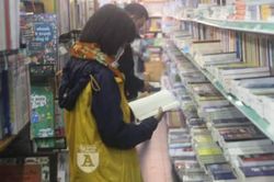 Nhiều người đổ ra phố sách Đinh Lễ sau đêm giao thừa để 'hái chữ' đầu năm