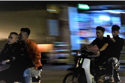 Thanh niên đầu trần phóng xe máy đi chơi đêm giao thừa