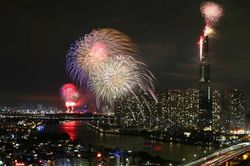 TP Hồ Chí Minh rực sáng pháo hoa chào đón năm mới 2020