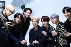 7 chiếc mic của BTS được bán với giá 'khủng' trên sàn đấu giá quốc tế