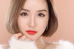 5 thứ đồ trang điểm cần có trong túi xách của gái xinh khi du xuân