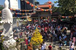 Người Sài Gòn chen chân đi lễ, đường vào chùa kẹt cứng
