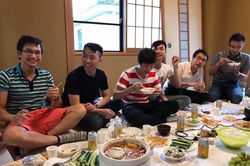 Tết ở xứ người mới thấy quý chiếc lá dong, miếng kẹo quê