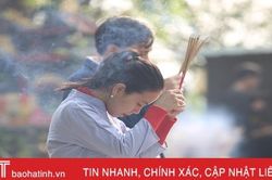 Người dân Hà Tĩnh náo nức đi lễ chùa, hái lộc đầu xuân