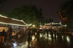 Người dân Hà Nội 'nô nức' đi lễ chùa cầu may sau thời khắc giao thừa