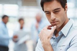 Mỗi lần vợ gội đầu xong tóc đều bám một mảng lớn trên nắp cống, băn khoăn nhiều nhưng mãi tới khi thấy túi hồ sơ vợ cất tận góc tủ tôi mới biết nguyên nhân đau điếng