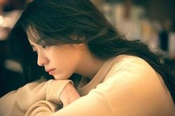 Đêm Giao Thừa, tôi đang ôm con khóc nghẹn ở ngoài vườn bỗng sững sờ bàng hoàng khi nghe tiếng kêu thất thanh vang lên