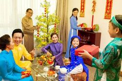Trước khi dắt con đến nhà họ hàng, bạn bè chúc Tết, bố mẹ cần dặn kỹ những điều này để tránh rơi vào các tình huống xấu hổ