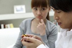 Nhìn vợ giơ cái bát trên tay lên định đập xuống, tôi hãi hùng vội vàng xin tha: 'Vợ ơi, thôi anh sợ em rồi! Nay là mùng 1 Tết đấy!'