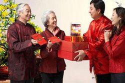 Choáng váng vì món quà lì xì lúc giao thừa của bố mẹ chồng