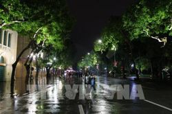 Mưa to, Bờ Hồ (Hà Nội) vắng vẻ trước thời điểm bắn pháo hoa đêm giao thừa