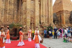 Người dân và du khách tham quan, lễ bái Tháp Bà Ponagar ngày đầu năm