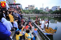 Người dân Thủ đô thích thú nghe hát quan họ tại Văn Miếu - Quốc Tử Giám