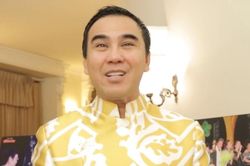 Quyền Linh, Hữu Châu và dàn diễn viên chúc Tết độc giả Zing.vn