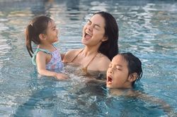 Quỳnh Anh đi chơi Tết cùng gia đình Quang Huy và hai con
