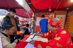 Người dân Thủ đô hồ hởi xin chữ đầu năm