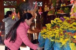 Dòng người hành hương thăm khu di tích Bác Hồ ngày đầu năm