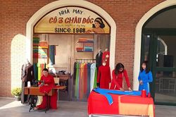 Ngắm tranh bích họa tại Khu du lịch Cáp treo Núi Sam