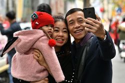 Người dân Thủ đô du xuân đầu năm mới