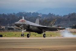 Thủy quân lục chiến Mỹ nhận tiêm kích F-35C