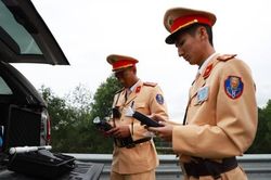 CSGT phòng ngừa dịch corona khi kiểm tra nồng độ cồn
