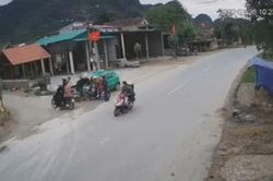 Xe taxi lao vào đoàn người đứng bên đường, ít nhất 2 người bị thương