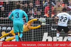 Công cùn, thủ kém, Barcelona thảm bại rời Mestalla