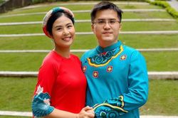 Ngọc Hân tay nắm tay tình tứ với bạn trai bên nhau cả thập kỷ, nhẫn đính hôn báo hiệu ngày cưới không còn xa