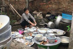 Về nhà chồng ăn Tết, trong khi tôi tất bật dọn dẹp thì anh ngồi rung đùi nhắn tin với 'em gái đồng nghiệp'