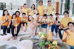 Lần đầu Ngọc Trinh khoe bữa cơm gia đình ngày Tết trong biệt thự mới, toàn là đặc sản miền Tây do bố nấu