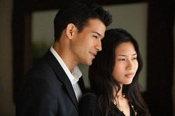 Tôi vừa đặt gói mứt Tết lên bàn thờ mẹ chồng đã vội giật xuống ném ra sân và hỏi một câu khiến vợ chồng tôi đau điếng nhục nhã