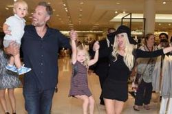Jessica Simpson cai rượu sau một lần quá chén không mặc nổi quần áo cho con