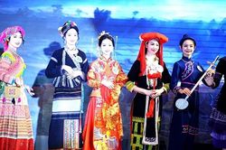 Lung linh sắc núi, hương rừng