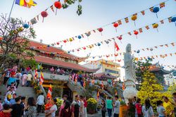 Thành kính dâng hương, lễ Phật tại chùa Vĩnh Nghiêm