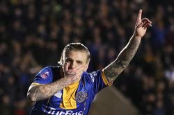 CĐV Shrewsbury tràn xuống sân ăn mừng trận hòa Liverpool