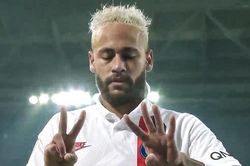 Neymar tri ân Kobe Bryant sau khi ghi bàn