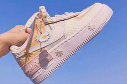 Dân tình săn tìm giày Nike trang trí hoa cúc giá từ 3,5 triệu đồng