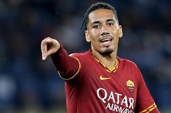 Man Utd quyết không giảm giá bán Smalling cho AS Roma