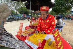 Phủ Tây Hồ: 300.000 đồng/lần viết sớ cầu con trai