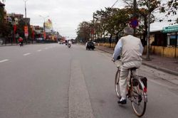 Mùng 3 Tết, đường phố Hà Nội khẽ khẽ 'cựa mình'