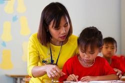 Câu chuyện cảm động lần đầu 'cõng chữ' lên non của thầy cô giáo miền xuôi