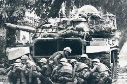 Hình ảnh lính Mỹ co cụm khi bị tấn công bất ngờ Tết Mậu Thân 1968
