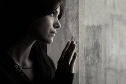 Trước lúc lâm chung, mẹ chồng gọi cả nhà tới để dặn dò, vợ chồng tôi ngồi im nghe từ đầu tới cuối và giật mình nhìn nhau bởi những gì bà trăng trối