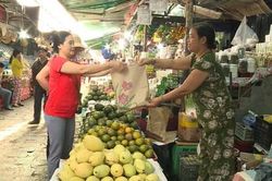 Nhiều siêu thị và chợ truyền thống đã mở cửa phục vụ người dân