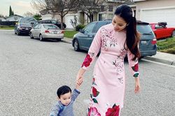 Hoa hậu Phạm Hương khoe ảnh diện áo dài du xuân cùng con trai cưng, gây chú ý nhất lại là xế hộp màu hồng 'xịn mịn' phía sau