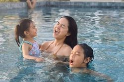 Phạm Quỳnh Anh đi chơi tết cùng hai con gái với gia đình chồng cũ Quang Huy