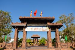 Chùa Việt ngày Tết : Ngôi cổ tự vươn mình trong nắng gió