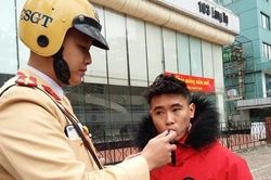 Người phụ nữ đề nghị Cảnh sát lau hộ son khi thổi nồng độ cồn